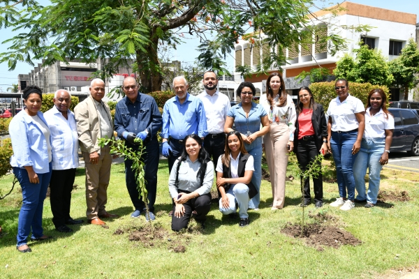 Rosas de Bayah&iacute;be en el jard&iacute;n del List&iacute;n Diario