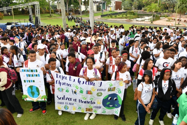 M&aacute;s de 1,000 estudiantes participan en la 9na Caminata Ecol&oacute;gica por un Ambiente Sano en el JBN