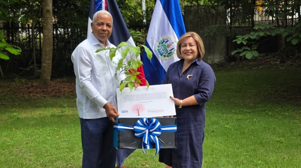 Embajada de El Salvador realiza siembra del Maquilishuat en el Jard&iacute;n Bot&aacute;nico Nacional